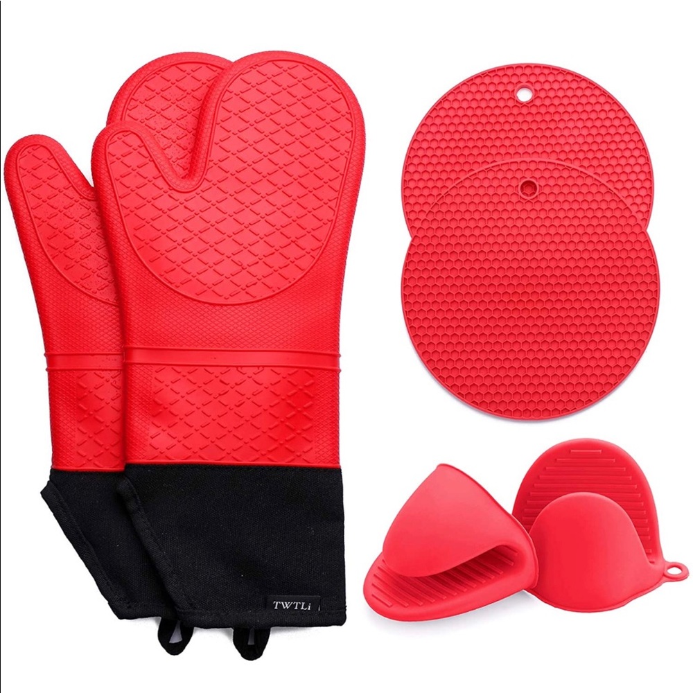 Pot holders and oven mitts set